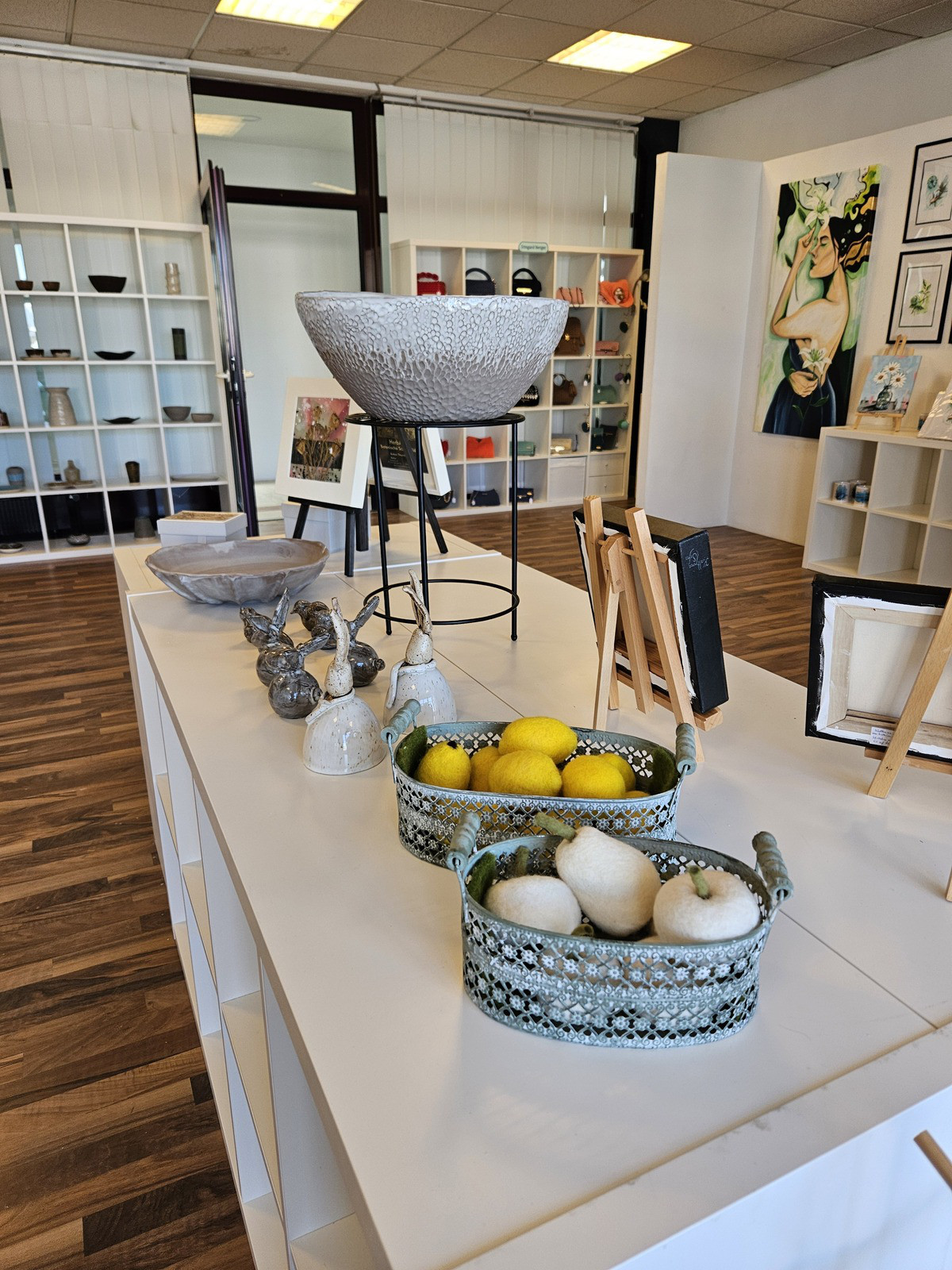 Artshop mit Mitteltisch.jpg